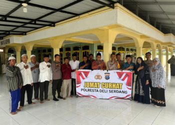 FOTO BERSAMA: Personel Polresta Deliserdang foto bersama warga, di Mesjid Al Hidayah Jalan Pembangunan Desa Skip Kecamatan Lubukpakam Kab. Deliserdang, Jumat (25/10/2024). (Foto Dok/ Polresta DS)