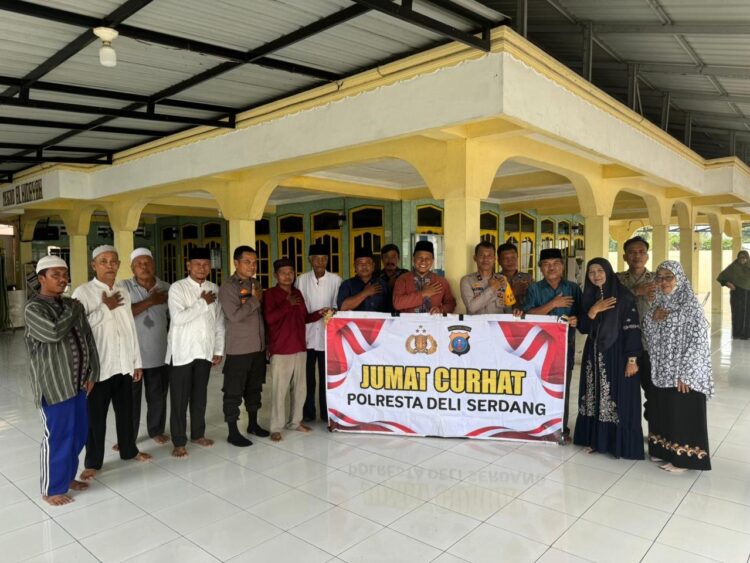 FOTO BERSAMA: Personel Polresta Deliserdang foto bersama warga, di Mesjid Al Hidayah Jalan Pembangunan Desa Skip Kecamatan Lubukpakam Kab. Deliserdang, Jumat (25/10/2024). (Foto Dok/ Polresta DS)
