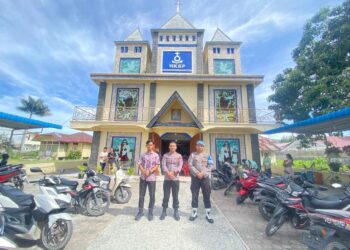 Polres Samosir dan jajaran Polsek melakukan serangkaian kegiatan pengamanan untuk memastikan kelancaran dan kekhusyukan ibadah Minggu di gereja-gereja yang ada di wilayah hukum Polres Samosir. Kegiatan ini dimulai sejak Sabtu malam hingga Minggu pagi, melibatkan patroli di lokasi keramaian, objek vital dan tempat rawan balap liar.