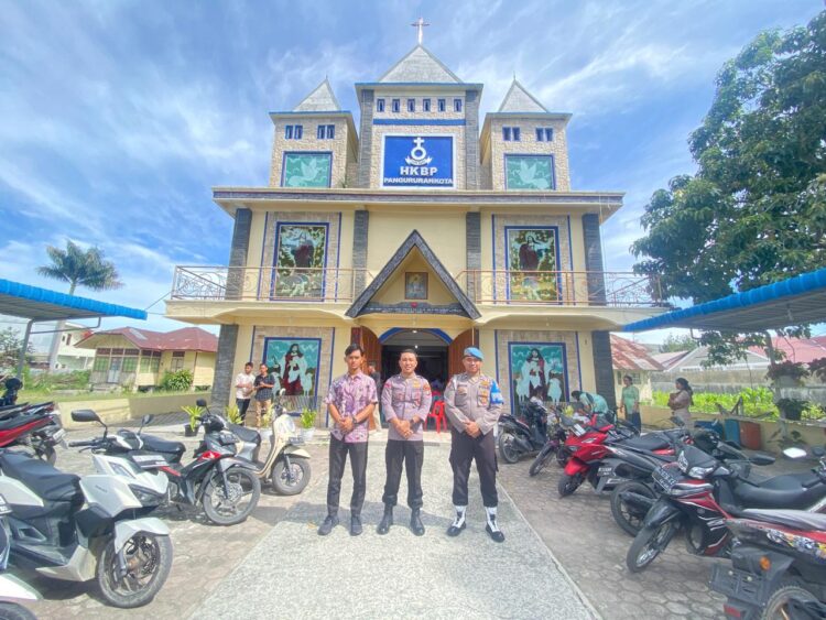 Polres Samosir dan jajaran Polsek melakukan serangkaian kegiatan pengamanan untuk memastikan kelancaran dan kekhusyukan ibadah Minggu di gereja-gereja yang ada di wilayah hukum Polres Samosir. Kegiatan ini dimulai sejak Sabtu malam hingga Minggu pagi, melibatkan patroli di lokasi keramaian, objek vital dan tempat rawan balap liar.