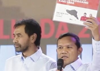 Dek Fadh mengungkapkan rencananya untuk meluncurkan program kartu bantuan modal bagi para pedagang kecil tersebut jika terpilih nanti. Pernyataan ini disampaikan dalam konteks upaya untuk memberdayakan ekonomi masyarakat, khususnya bagi ibu-ibu yang berjualan di pasar dan di tepi jalan.