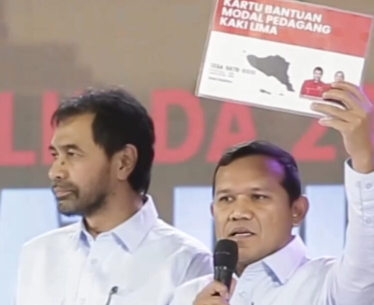 Dek Fadh mengungkapkan rencananya untuk meluncurkan program kartu bantuan modal bagi para pedagang kecil tersebut jika terpilih nanti. Pernyataan ini disampaikan dalam konteks upaya untuk memberdayakan ekonomi masyarakat, khususnya bagi ibu-ibu yang berjualan di pasar dan di tepi jalan.