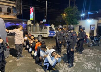 DIAMANKAN: Personil gabungan Sat Brimob Polda Sumut dan Polsek Delitua berhasil mengamankan 10 anggota gemg motor yang akan tawuran, Minggu (27/10/2024). (Foto Dok/ Polda Sumut)