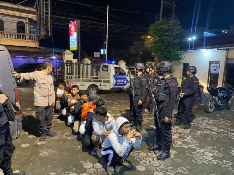 DIAMANKAN: Personil gabungan Sat Brimob Polda Sumut dan Polsek Delitua berhasil mengamankan 10 anggota gemg motor yang akan tawuran, Minggu (27/10/2024). (Foto Dok/ Polda Sumut)
