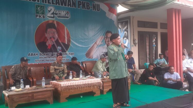 Dimas Prasetyaning Hani hadiri sekaligus mengukuhkan sekitar 1500 orang yang terdiri dari Kordinator Kecamatan (Korcam) Kordinator Desa (Kordes) Koordinator Dusun (Kordus) koordinator RT (Korte) Relawan PKB-NU Fahmi Dimas se–Kecamatan Kutasari yang bertempat di halaman rumah Iwan selaku korcam Kutasari Desa Karang cegak Kecamatan Kutasari, Minggu (27/10/2024).