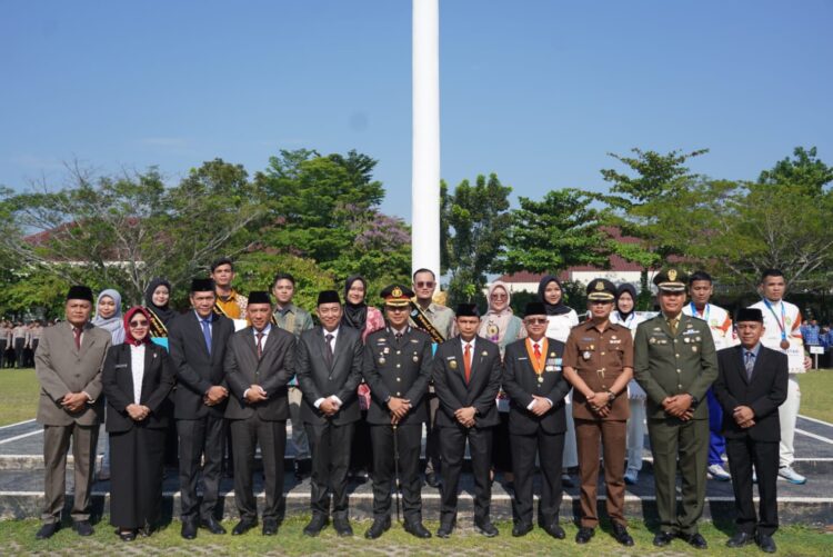 Kapolres Ogan Ilir, AKBP Bagus Suryo Wibowo, S.I.K., bersama jajaran Pemerintah Kabupaten Ogan Ilir, menghadiri upacara peringatan Hari Sumpah Pemuda 2024 di Lapangan Upacara Pemkab Ogan Ilir, Senin, 28 Oktober 2024. Kegiatan dimulai pukul 08.00 WIB dan mengusung tema "Maju Bersama Indonesia Raya"