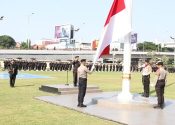 Bertindak selaku Inspektur Upacara Kapolda Sumsel Irjen Pol Andi Rian R Djadi S.IK, M.H dihalaman Gedung utama Mapolda Sumsel Jalan Jenderal Sudirman Palembang Senin (28/10/24).
