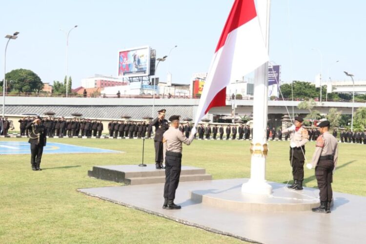 Bertindak selaku Inspektur Upacara Kapolda Sumsel Irjen Pol Andi Rian R Djadi S.IK, M.H dihalaman Gedung utama Mapolda Sumsel Jalan Jenderal Sudirman Palembang Senin (28/10/24).