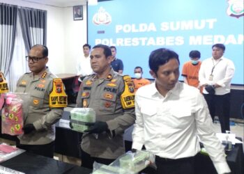 PERLIHATKAN BB: Kapolrestabes Medan Kombes Pol Gidion Arif Setyawan didampingi Kabag Ops Kompol Pardamean Hutahaean dan Kasat Narkoba Kompol Adrian Rizki Lubis menunjukkan barang bukti (BB) sabu dan lainnya yang disita dari 2 bandar narkoba, seorang tersangka ditembak, di Mapolrestabes, Senin (28/10/2024).(Foto Dok/ Polrestabes)