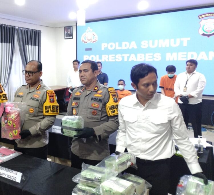PERLIHATKAN BB: Kapolrestabes Medan Kombes Pol Gidion Arif Setyawan didampingi Kabag Ops Kompol Pardamean Hutahaean dan Kasat Narkoba Kompol Adrian Rizki Lubis menunjukkan barang bukti (BB) sabu dan lainnya yang disita dari 2 bandar narkoba, seorang tersangka ditembak, di Mapolrestabes, Senin (28/10/2024).(Foto Dok/ Polrestabes)