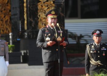 PIMPIN UPACARA: Kapolda Sumut, Irjen Pol. Whisnu Hermawan Februanto, S.IK., M.H memimpin upacara hari Sumpah Pemuda di lapangan KS Tubun Mapolda Sumut, Senin (28/10/2024). (Foto Dok/ Polda Sumut)