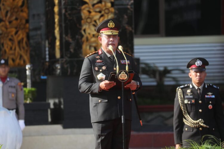 PIMPIN UPACARA: Kapolda Sumut, Irjen Pol. Whisnu Hermawan Februanto, S.IK., M.H memimpin upacara hari Sumpah Pemuda di lapangan KS Tubun Mapolda Sumut, Senin (28/10/2024). (Foto Dok/ Polda Sumut)