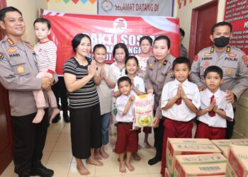 FOTO BERSAMA: Kabid Humas Polda Sumut, Kombes Pol Hadi Wahyudi foto bersama anak-anak panti asuhan, Senin (28/10/2024). (Foto Dok/ Polda Sumut)