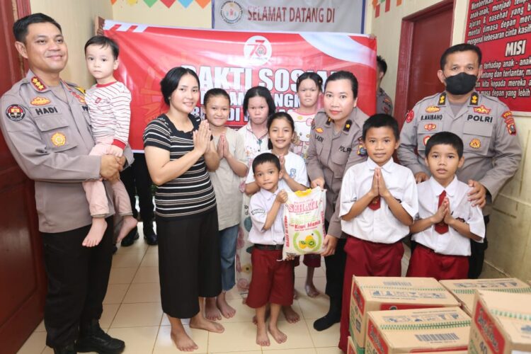 FOTO BERSAMA: Kabid Humas Polda Sumut, Kombes Pol Hadi Wahyudi foto bersama anak-anak panti asuhan, Senin (28/10/2024). (Foto Dok/ Polda Sumut)