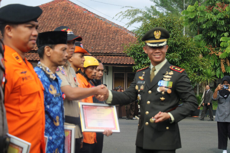 Kodim 0702/Purbalingga menerima piagam penghargaaan dari Badan Penanggulangan Bencana Daerah (BPBD) Kabupaten Purbalingga atas kontribusi besar dalam upaya pencarian dan evakuasi pendaki seorang pelajar Naomi Daviola yang hilang di Gunung Slamet pada bulan Oktober 2024 lalu. Penganugerahan piagam penghargaan ini dilaksanakan usai Upacara Peringatan Hari Sumpah Pemuda ke-96 di Halaman Pendopo Dipokusumo, pada Senin (28/10/2024) pagi.