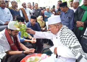 Mualem, yang akrab dipanggil oleh masyarakat Aceh, kembali mendapatkan restu dari para ulama dalam sebuah acara yang sangat bermakna pada Ahad, 27 Oktober 2024, di Komplek Dayah Al Maimanah Gampong Keude Dua, Kecamatan Darul Ihsan, Aceh Timur, digelar Muzakarah Ulama Se-Aceh Ke-VII Tahun 2024 M/1446 H. Acara ini dihadiri oleh sejumlah ulama kharismatik dan bertujuan untuk menyamakan persepsi serta menjawab berbagai khilafiyah di kalangan umat.