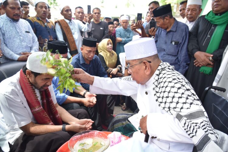 Mualem, yang akrab dipanggil oleh masyarakat Aceh, kembali mendapatkan restu dari para ulama dalam sebuah acara yang sangat bermakna pada Ahad, 27 Oktober 2024, di Komplek Dayah Al Maimanah Gampong Keude Dua, Kecamatan Darul Ihsan, Aceh Timur, digelar Muzakarah Ulama Se-Aceh Ke-VII Tahun 2024 M/1446 H. Acara ini dihadiri oleh sejumlah ulama kharismatik dan bertujuan untuk menyamakan persepsi serta menjawab berbagai khilafiyah di kalangan umat.