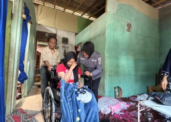 Jumat (25/10/24), Kasi Humas AKP Siti Nurkhayati bersama personel Humas Polresta Banyumas dan juga Bhabinkamtibmas menyerahkan bantuan berupa 1 (satu) buah kursi roda dan paket sembako. Bantuan tersebut diserahkan kepada beberapa warga di Kecamatan Baturraden, Purwokerto Selatan, Sokaraja dan juga Cilongok.