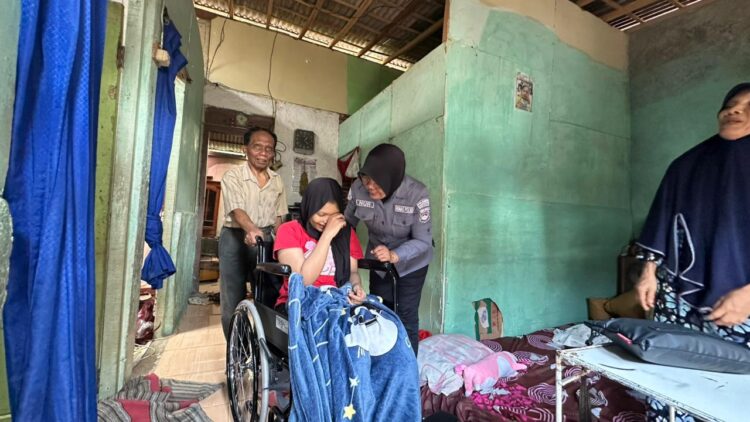 Jumat (25/10/24), Kasi Humas AKP Siti Nurkhayati bersama personel Humas Polresta Banyumas dan juga Bhabinkamtibmas menyerahkan bantuan berupa 1 (satu) buah kursi roda dan paket sembako. Bantuan tersebut diserahkan kepada beberapa warga di Kecamatan Baturraden, Purwokerto Selatan, Sokaraja dan juga Cilongok.