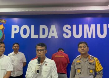 BERI PENJELASAN: Dir Reskrimum Polda Sumut, Kombes Pol Sumaryono, S.H., S.I.K., M.H didampingi Kabid Humas Polda Sumut, Kombes Pol Hadi Wahyudi memberi penjelasan penyebab pembunuhan di Doulu Berastagi, Senin (28/10/2024). (Foto Dok/ Polda Sumut)