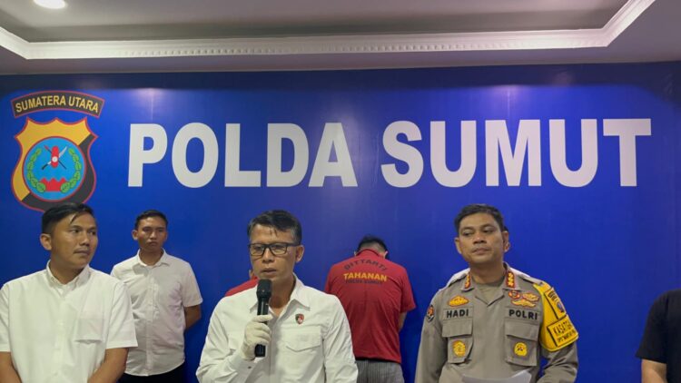 BERI PENJELASAN: Dir Reskrimum Polda Sumut, Kombes Pol Sumaryono, S.H., S.I.K., M.H didampingi Kabid Humas Polda Sumut, Kombes Pol Hadi Wahyudi memberi penjelasan penyebab pembunuhan di Doulu Berastagi, Senin (28/10/2024). (Foto Dok/ Polda Sumut)