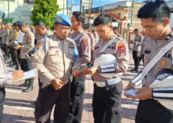 Kasi Propam Polres Samosir, IPDA Darmono Samosir, S.H, melaksanakan kegiatan Gaktiblin (Penegakan Ketertiban dan Disiplin) terhadap seluruh personil Polres Samosir dan jajaran Polsek. Kegiatan ini berlangsung pada Senin pagi di Lapangan Mako Polres Samosir, sesaat setelah apel Jam Pimpinan.