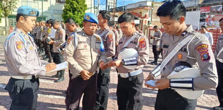 Kasi Propam Polres Samosir, IPDA Darmono Samosir, S.H, melaksanakan kegiatan Gaktiblin (Penegakan Ketertiban dan Disiplin) terhadap seluruh personil Polres Samosir dan jajaran Polsek. Kegiatan ini berlangsung pada Senin pagi di Lapangan Mako Polres Samosir, sesaat setelah apel Jam Pimpinan.