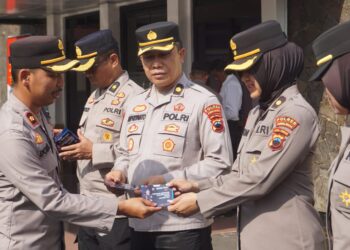 Polres Purbalingga membagikan buku saku Pedoman Netralitas Anggota Polri pada Pilkada 2024. Buku saku tersebut dibagikan usai Apel Besar Bhabinkamtibmas di halaman Mapolres Purbalingga, Selasa (29/10/2024).