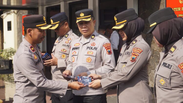 Polres Purbalingga membagikan buku saku Pedoman Netralitas Anggota Polri pada Pilkada 2024. Buku saku tersebut dibagikan usai Apel Besar Bhabinkamtibmas di halaman Mapolres Purbalingga, Selasa (29/10/2024).
