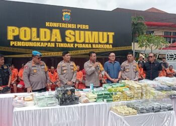 BERI PENJELASAN: Kapolda Sumut, Irjen Pol Whisnu Hermawan Februanto didampingi Wakapolda Sumut, Brigjen Pol Rony Samtana, Dirresnarkoba, Kombes Pol Yemi Mandagi dan Kabid Humas Polda Sumut, Kombes Pol Hadi Wahyudi memberikan penjelasan pengungkapan jaringan narkoba, Selasa (29/10/2024). (Foto Dok/ T77)