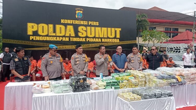 BERI PENJELASAN: Kapolda Sumut, Irjen Pol Whisnu Hermawan Februanto didampingi Wakapolda Sumut, Brigjen Pol Rony Samtana, Dirresnarkoba, Kombes Pol Yemi Mandagi dan Kabid Humas Polda Sumut, Kombes Pol Hadi Wahyudi memberikan penjelasan pengungkapan jaringan narkoba, Selasa (29/10/2024). (Foto Dok/ T77)