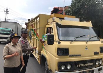Polres Samosir bersama Bapendasu Pangururan menggelar razia Terpadu Gabungan di Jl. SM Raja, Kecamatan Pangururan, Kabupaten Samosir. Kegiatan ini dipimpin oleh Kasat Lantas Polres Samosir AKP Natanail Surbakti, S.H., M.H, dengan sasaran kendaraan yang diduga belum memenuhi kewajiban pajaknya.