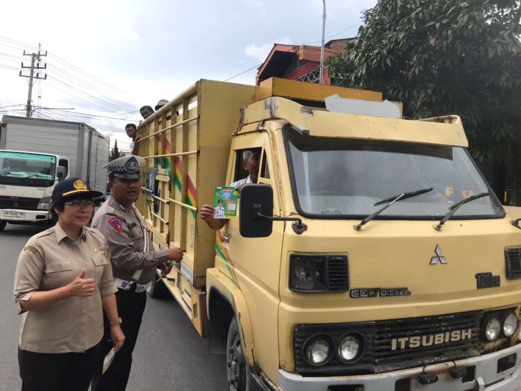 Polres Samosir bersama Bapendasu Pangururan menggelar razia Terpadu Gabungan di Jl. SM Raja, Kecamatan Pangururan, Kabupaten Samosir. Kegiatan ini dipimpin oleh Kasat Lantas Polres Samosir AKP Natanail Surbakti, S.H., M.H, dengan sasaran kendaraan yang diduga belum memenuhi kewajiban pajaknya.