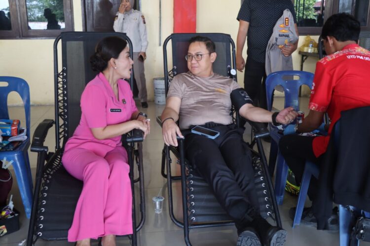DONOR DARAH: Kapolresta Deliserdang Kombes Pol Raphael Sandhy Cahya Priambodo, S.IK ikut serta donor darah, Selasa (29/10/2024). (Foto Dok/ Polresta DS)