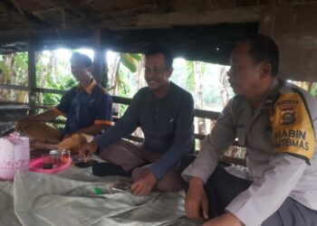 Bhabinkamtibmas Polsek Tanjung Batu, Aipda Andi Lumapi, melaksanakan kegiatan sambang desa dan memberikan sejumlah himbauan melalui program cooling system di wilayah binaannya, Selasa (30/10/2024).