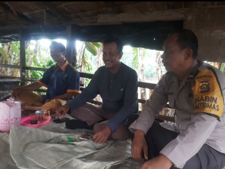 Bhabinkamtibmas Polsek Tanjung Batu, Aipda Andi Lumapi, melaksanakan kegiatan sambang desa dan memberikan sejumlah himbauan melalui program cooling system di wilayah binaannya, Selasa (30/10/2024).