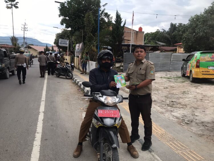 Polres Samosir bersama Bapendasu Pangururan menggelar razia Terpadu Gabungan di Jl. SM Raja, Kecamatan Pangururan, Kabupaten Samosir. Kegiatan ini dipimpin oleh Kasat Lantas Polres Samosir AKP Natanail Surbakti, S.H., M.H, dengan sasaran kendaraan yang diduga belum memenuhi kewajiban pajaknya.