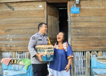 Pejabat Sementara Kasi Humas Polres Samosir, Brigadir Polisi Vandu P Marpaung, menyerahkan bantuan paket sembako kepada warga kurang mampu di Desa Saitnihuta dan Desa Parsaoran I Kecamatan Pangururan Kabupaten Samosir.