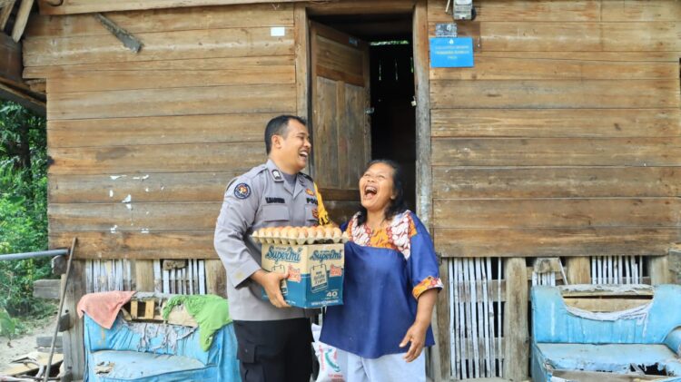 Pejabat Sementara Kasi Humas Polres Samosir, Brigadir Polisi Vandu P Marpaung, menyerahkan bantuan paket sembako kepada warga kurang mampu di Desa Saitnihuta dan Desa Parsaoran I Kecamatan Pangururan Kabupaten Samosir.