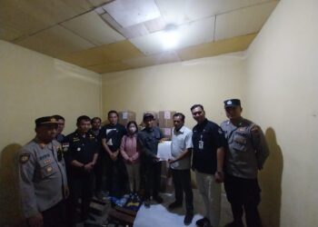 Empat orang Personil Polres Samosir mengawal pendistribusian logistik kertas surat suara dari Pelabuhan Belawan menuju Kabupaten Samosir. Pengawalan berlangsung dari tanggal 29 hingga 30 Oktober, memastikan kertas surat suara tiba dengan aman di gudang logistik Pilkada Kabupaten Samosir.