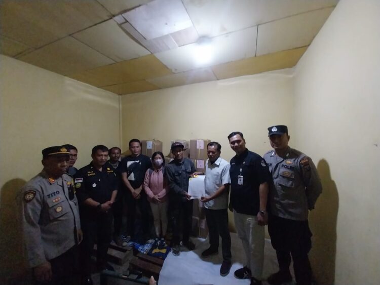 Empat orang Personil Polres Samosir mengawal pendistribusian logistik kertas surat suara dari Pelabuhan Belawan menuju Kabupaten Samosir. Pengawalan berlangsung dari tanggal 29 hingga 30 Oktober, memastikan kertas surat suara tiba dengan aman di gudang logistik Pilkada Kabupaten Samosir.