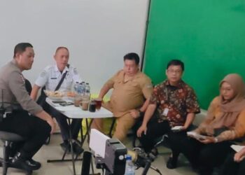 Satuan Lalu Lintas (Sat Lantas) Polresta Manado melaksanakan rapat koordinasi bersama instansi terkait dalam rangka merumuskan strategi rekayasa permanen serta penambahan dan penggantian rambu-rambu lalu lintas dan Alat Pemberitahu Pengendara Lalu Lintas (APILL) di Kota Manado, Rabu (30/10/2024).