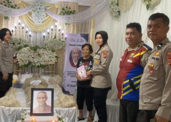Kapolsek Mapanget, Iptu Lesly Lihawa, bersama anggota Polsek Mapanget melaksanakan sambang duka di Kelurahan Paniki Dua, Lingkungan II, Kecamatan Mapanget, Kota Manado. Kunjungan ini dilakukan sebagai bentuk solidaritas dan penghormatan kepada keluarga Anggota Bhabinkamtibmas Polsek Mapanget, Aiptu Yudith Jawali, yang tengah berduka atas meninggalnya ayah tercinta.