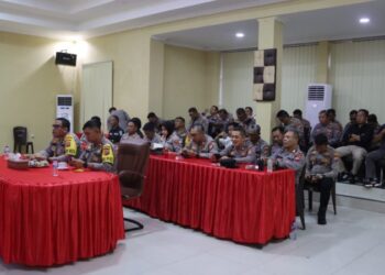 Kapolresta Manado, Kombes Pol Julianto Sirait, bersama para Pejabat Utama (PJU) Polresta Manado, mengikuti sosialisasi penjabaran program Beyond Trust untuk Triwulan IV tahun 2024 secara online. Kegiatan ini bertujuan untuk meningkatkan pemahaman dan implementasi program keamanan berbasis kepercayaan di tengah masyarakat, Rabu (30/10/2024).
