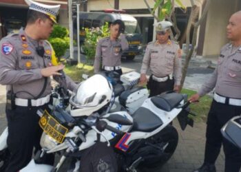 Kasat Lantas Polresta Manado, Kompol Heriadi Ismail, melakukan pengecekan kendaraan sepeda motor dinas. Kegiatan ini merupakan bagian dari persiapan pembentukan tim khusus yang akan fokus pada penanganan kemacetan di area-area strategis, Rabu (30/10/2024).