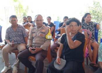 Bhabinkamtibmas Polsek Wori melaksanakan kegiatan sambang duka di Desa Kima Bajo, yang berfokus pada jaga 5. Kegiatan ini dilakukan sebagai bentuk kepedulian terhadap keluarga yang tengah berduka akibat kehilangan, Rabu (30/10/2024).