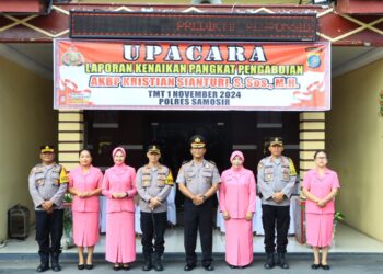 Kapolres Samosir AKBP Yogie Hardiman, S.H., M.H memimpin upacara kenaikan pangkat pengabdian dari Kompol menjadi AKBP untuk Kabag Ren Polres Samosir, Kristian Sianturi, S.Sos., M.H., yang berlangsung di Lapangan Mako Polres Samosir Jalan Danau Toba Kecamatan Pangururan Kabupaten Samosir. Upacara ini merupakan bentuk penghargaan atas dedikasi dan loyalitas dalam pengabdian panjang di kepolisian.