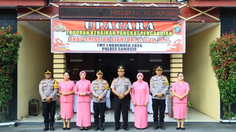 Kapolres Samosir AKBP Yogie Hardiman, S.H., M.H memimpin upacara kenaikan pangkat pengabdian dari Kompol menjadi AKBP untuk Kabag Ren Polres Samosir, Kristian Sianturi, S.Sos., M.H., yang berlangsung di Lapangan Mako Polres Samosir Jalan Danau Toba Kecamatan Pangururan Kabupaten Samosir. Upacara ini merupakan bentuk penghargaan atas dedikasi dan loyalitas dalam pengabdian panjang di kepolisian.