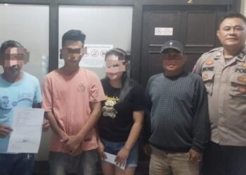 Bhabinkamtibmas Polsek Tuminting melaksanakan kegiatan problem solving untuk menyelesaikan salah paham yang terjadi di kalangan warga. Kegiatan ini berlangsung di balai pertemuan desa dan dihadiri oleh sejumlah warga, tokoh masyarakat, serta anggota Polsek, Minggu (20/10/2024).