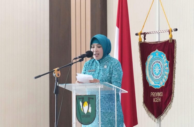 Ketua Umum TP-PKK Pusat sekaligus Ketua Umum Pembina Posyandu Tri Suswati Tito Karnavian